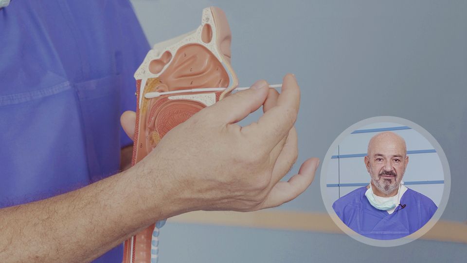 Unterweisung zur praktischen Durchführung eines Abstrichs mit dem PoC-Antigen Coronatest